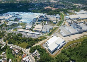 Emprego industrial tem primeira queda mensal em 18 meses