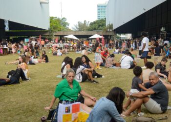 Bienal do Livro tem ingressos esgotados no 2º dia da festa literária