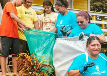 Bônus para catadores impede que plásticos poluam rios da Amazônia