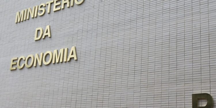 MP alternativa a IOF prevê R$ 4,28 bi de corte de gastos em 2025