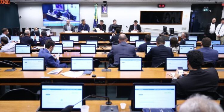 Debatedores criticam proposta de aplicação de regras da União na previdência nos municípios – Notícias