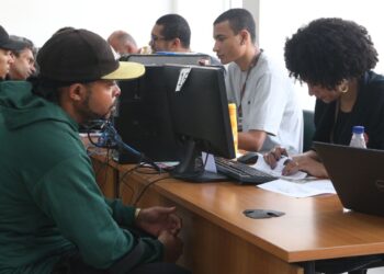 Lula sanciona lei que estrutura carreira e reajusta salários