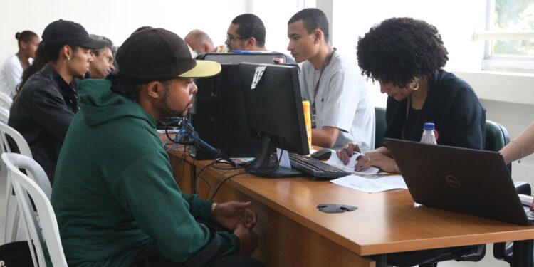 Lula sanciona lei que estrutura carreira e reajusta salários