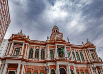 Nível do Rio Guaíba extrapola cota de inundação em Porto Alegre
