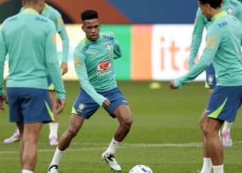 Brasil enfrenta Paraguai com transmissão ao vivo pela Rádio Nacional