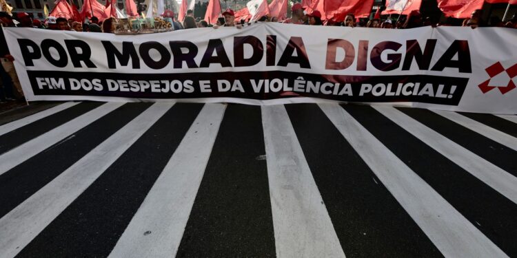 Ato protesta contra remoções e pelo direito à moradia em São Paulo