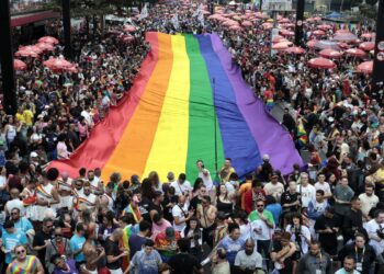 Parada LGBT+ de SP discute o envelhecimento em meio à festa e reflexão