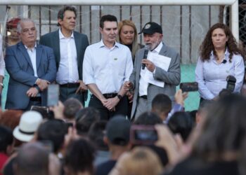Em visita à Favela do Moinho, Lula assina acordo habitacional