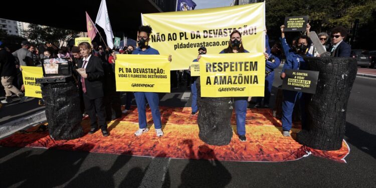 Manifestantes realizam protesto contra o PL da Devastação em São Paulo