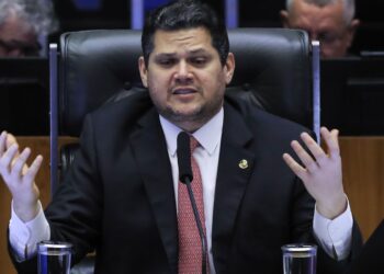 Alcolumbre lê requerimento que cria CPMI sobre fraudes no INSS