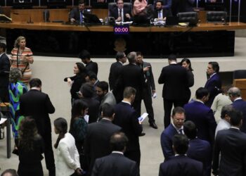 Plenário da Câmara derruba decreto de Lula sobre IOF