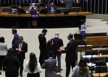 Plenário da Câmara repercute derrubada de decreto sobre IOF