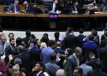 Câmara aprova urgência para suspender decreto do IOF