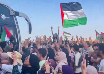 Milhares de ativistas marcham a Gaza para romper bloqueio de Israel
