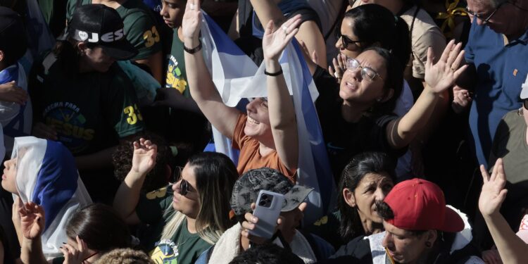 Marcha para Jesus mantém tom político com milhares de pessoas em SP