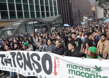 Marcha da Maconha reúne público contra repressão ao uso e legalização
