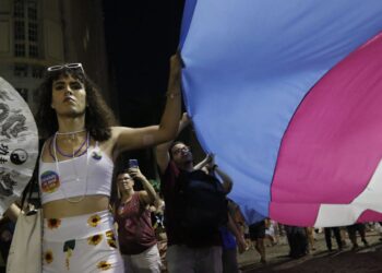 População trans se opõe à nova idade mínima para terapia hormonal