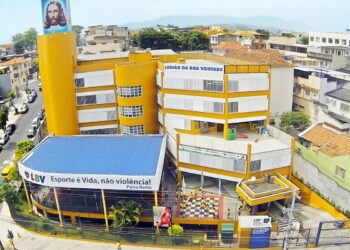 Menina de 13 anos é baleada em escola na zona norte do Rio