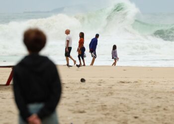 Temperatura cai no Rio, com ventania e mar de ressaca