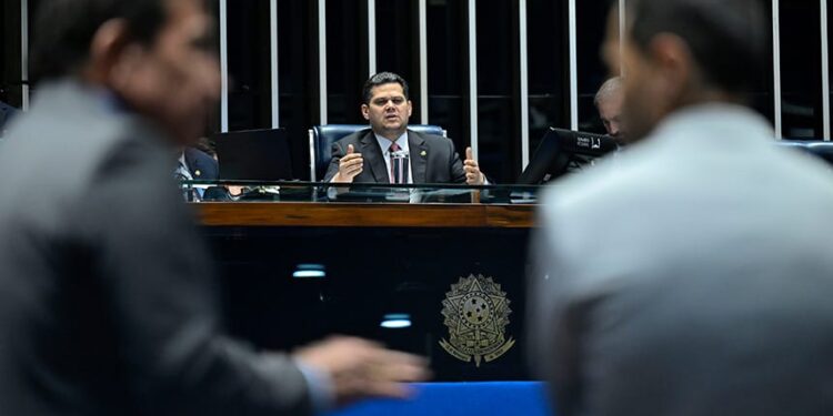 Senado aprova texto alternativo da Câmara e suspende aumento do IOF — Senado Notícias