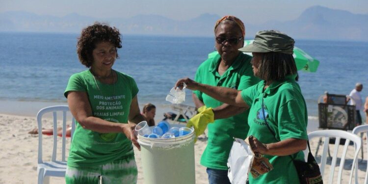 Catadores no Rio lidam com informalidade e más condições de trabalho