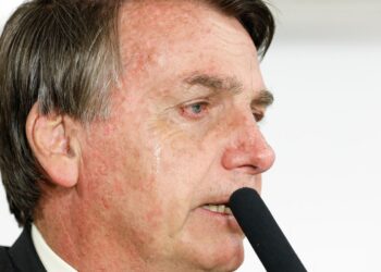 PF cumpre mandados na casa de Jair Bolsonaro, que usará tornozeleira