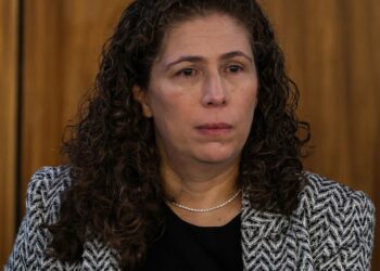 Ministra afirma que “cortar na carne” é tirar de serviços à população