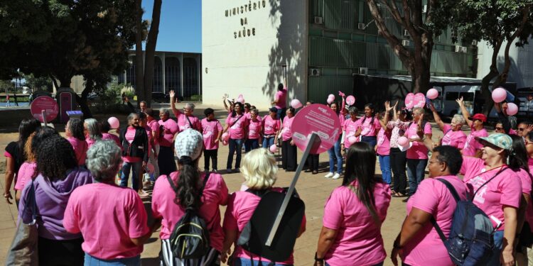 Câncer de mama: manifestação cobra acesso a tratamento aprovado no SUS