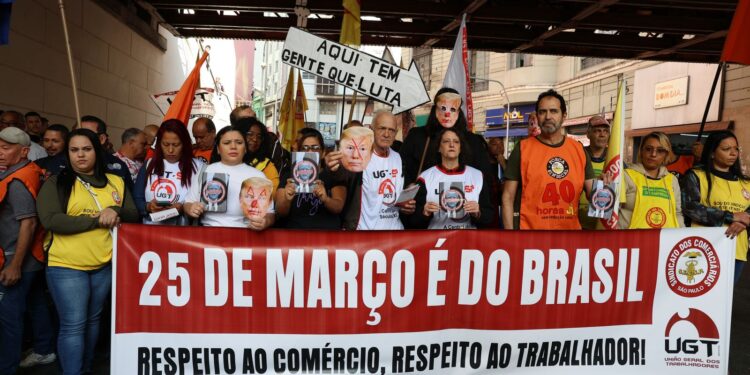 Ato de trabalhadores na 25 de Março repudia interferência de Trump
