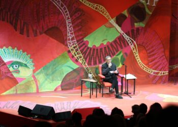 Arnaldo Antunes canta e recita Leminski na abertura da Flip, em Paraty