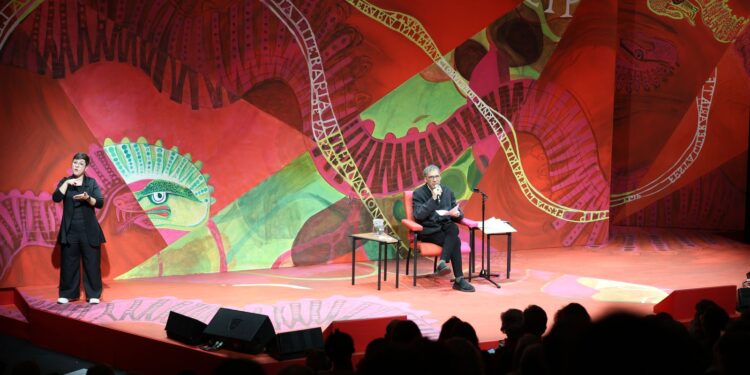 Arnaldo Antunes canta e recita Leminski na abertura da Flip, em Paraty