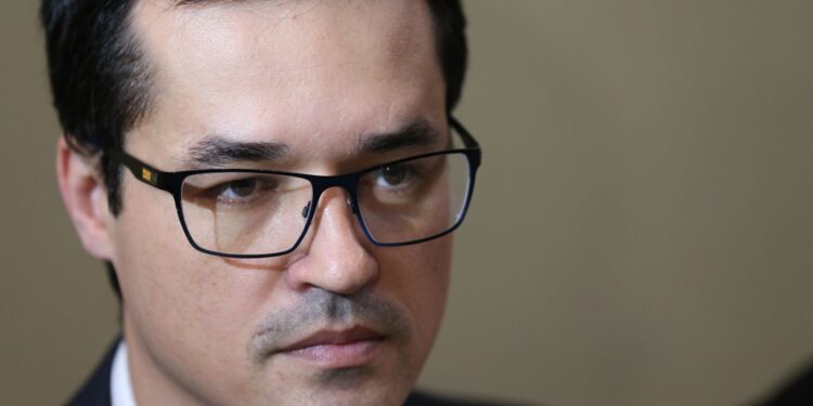 Justiça manda Deltan pagar R$ 135 mil a Lula por caso do PowerPoint