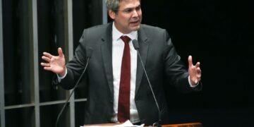 Líder do PT na Câmara diz que tarifas de Trump são ataque à democracia