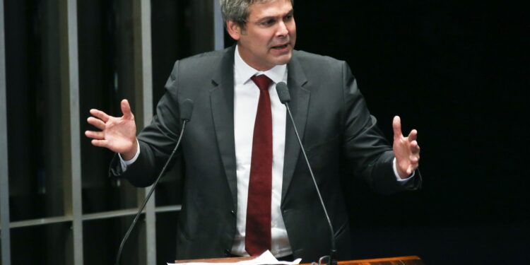 Líder do PT na Câmara diz que tarifas de Trump são ataque à democracia