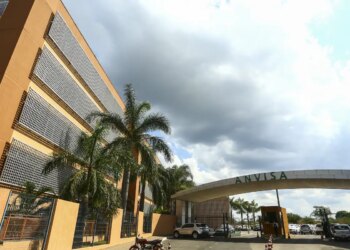 Anvisa alerta sobre uso do formol como alisante de cabelos