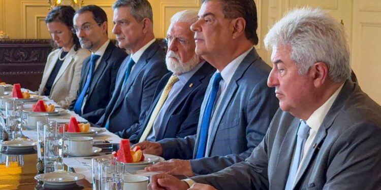 Comitiva de senadores diz que abriu diálogo com autoridades dos EUA