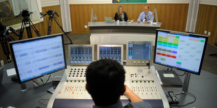 A Voz do Brasil será homenageada em sessão solene no Congresso — Senado Notícias
