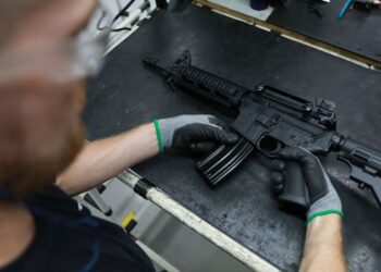 PM do Rio apreende fuzis e granadas em ação contra o crime organizado