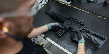 PM do Rio apreende fuzis e granadas em ação contra o crime organizado