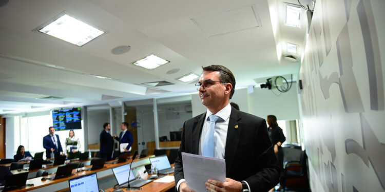 Comissão aprova nova hipótese de legítima defesa para agentes de segurança — Senado Notícias