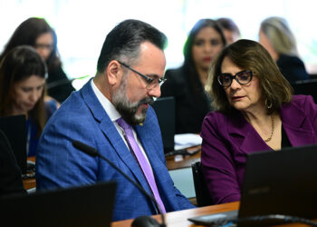 Projeto isenta do Imposto de Renda aposentadas com doença pulmonar rara — Senado Notícias