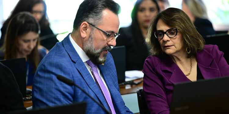 Projeto isenta do Imposto de Renda aposentadas com doença pulmonar rara — Senado Notícias