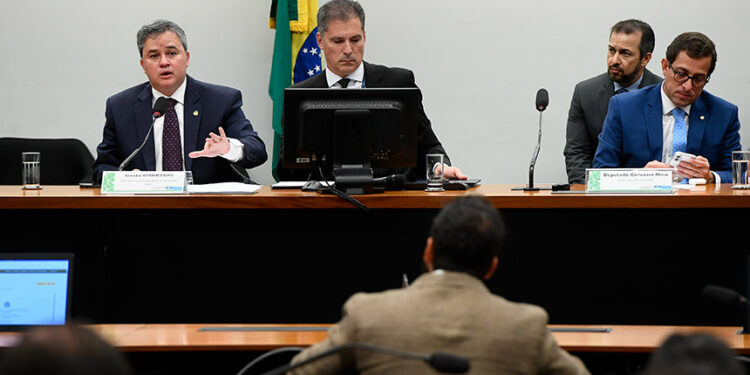 Deputado apresenta relatório preliminar do projeto da LDO de 2026 — Senado Notícias