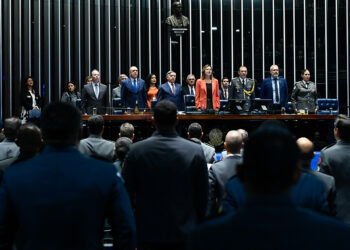 Bombeiros do DF cobram valorização na sessão especial dos 169 anos da corporação — Senado Notícias