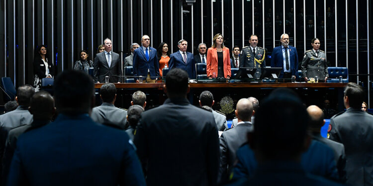 Bombeiros do DF cobram valorização na sessão especial dos 169 anos da corporação — Senado Notícias