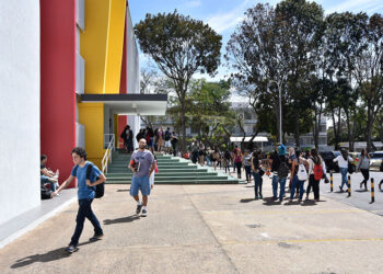 CE vota política inclusiva de alunos bolsistas em escolas e faculdades — Senado Notícias
