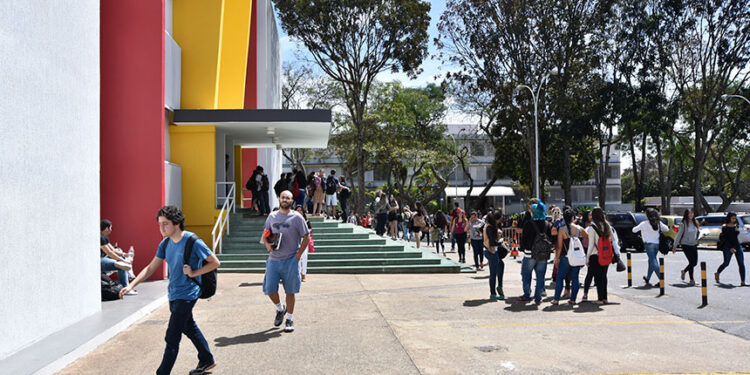 CE vota política inclusiva de alunos bolsistas em escolas e faculdades — Senado Notícias