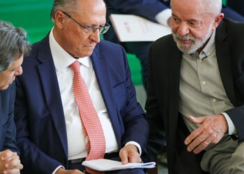 Governo vai trabalhar para reverter taxação dos EUA, diz Alckmin