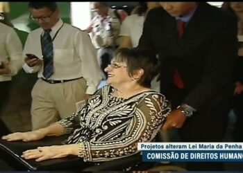 Projeto que oficializa o nome da Lei Maria da Penha segue para o Plenário — Senado Notícias