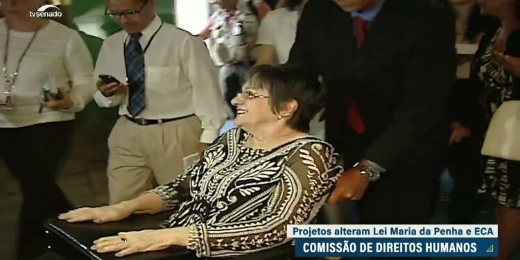 Projeto que oficializa o nome da Lei Maria da Penha segue para o Plenário — Senado Notícias